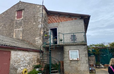 A house for sale with additional building and land, Pula!