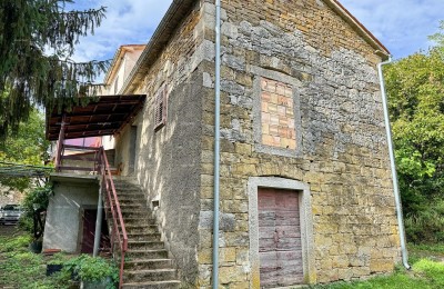 Prodaja - kamena istarska hiša z gradbenim zemljiščem, v manjšem kraju, blizu Buzeta!