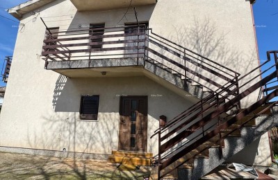 Hiša v centru Marčane z 2 stanoma, kletjo in delavnico