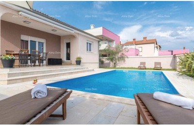 Modern one-story house with swimming pool. 5 km to the center of Pula.
