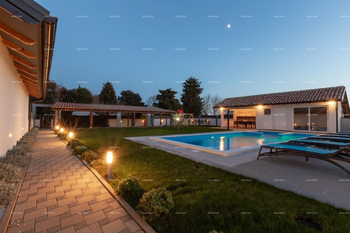 Detached house in Pula.  8 km.   Šikići. 16