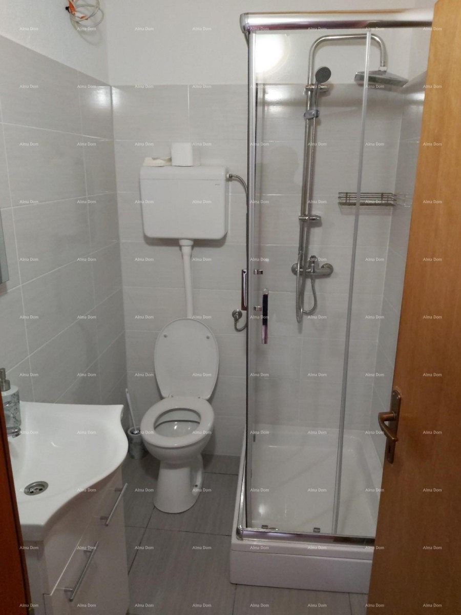 Na prodaj je hiša s kletjo, veliko teraso, dvema trisobnima stanoma in dvoriščem. Odlična priložnost za naložbo! 17