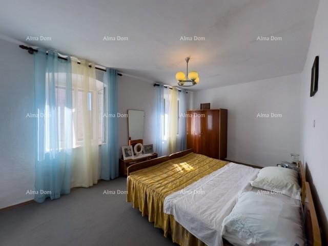 We are selling a large detached house with a spacious yard! 26