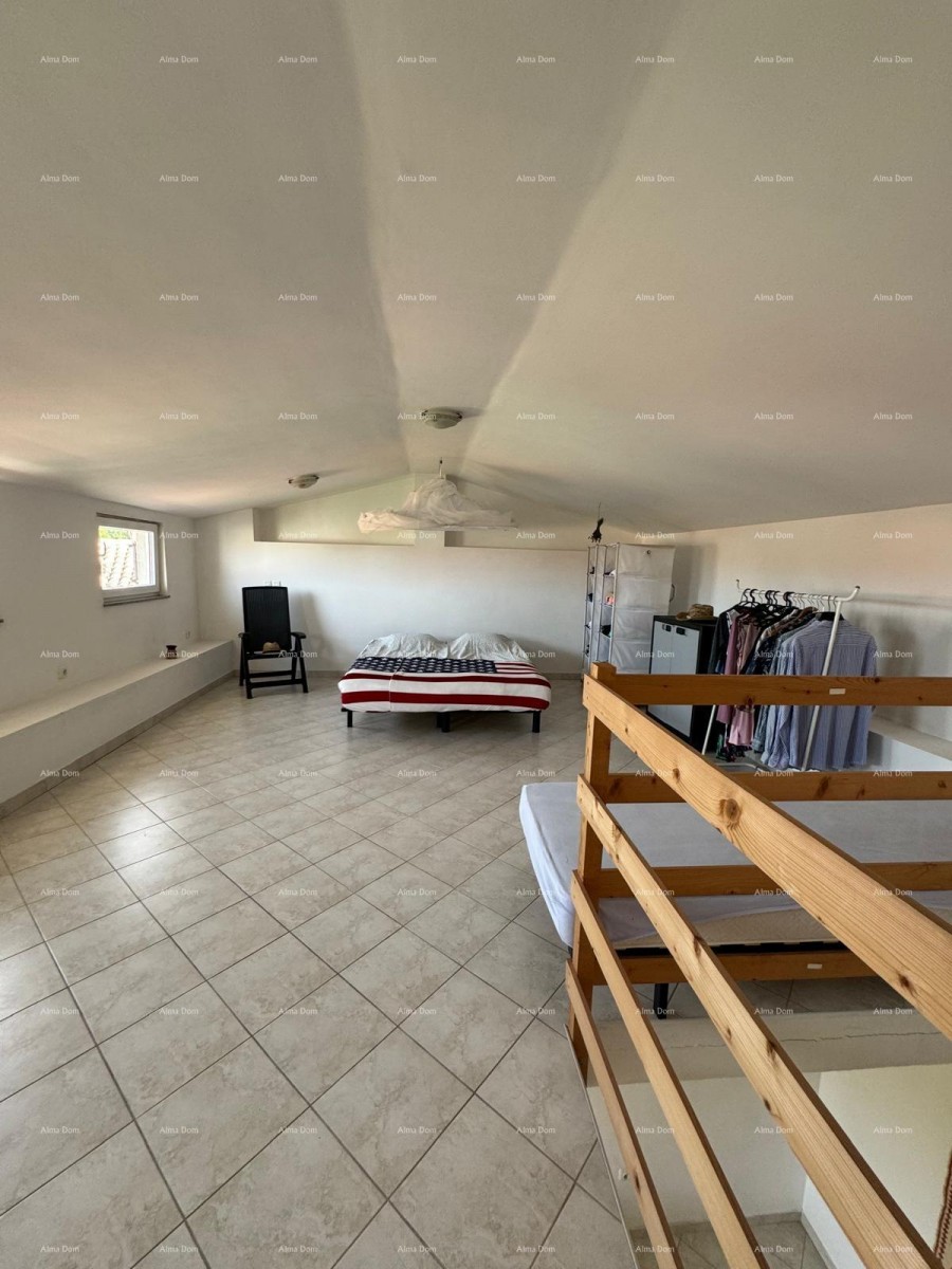 House with a small auxiliary detached room. Medulin. 14