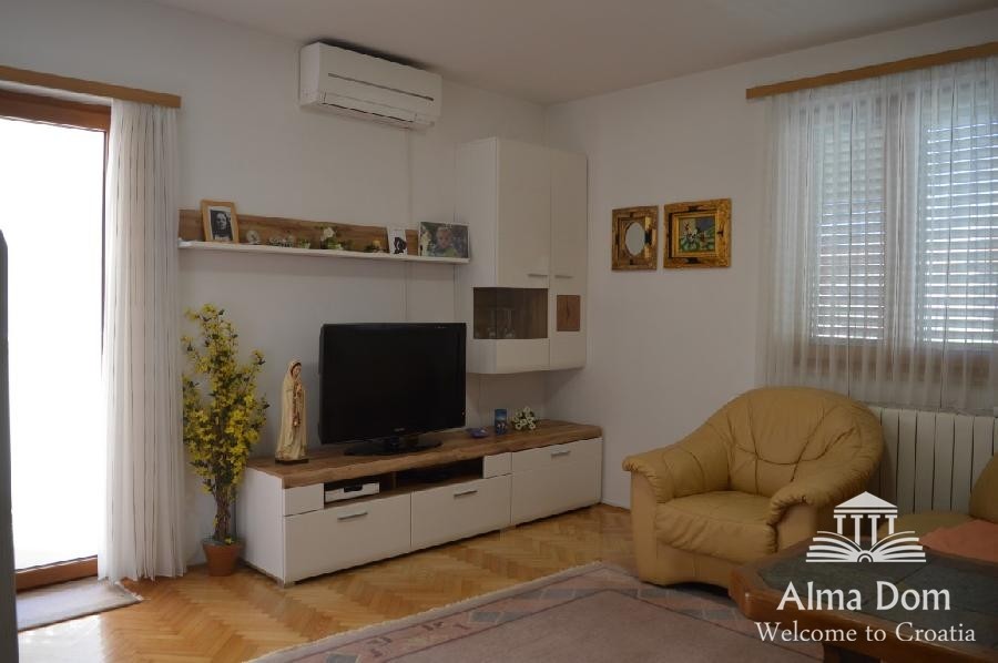 We are selling a house with five apartments in Medulin. 7