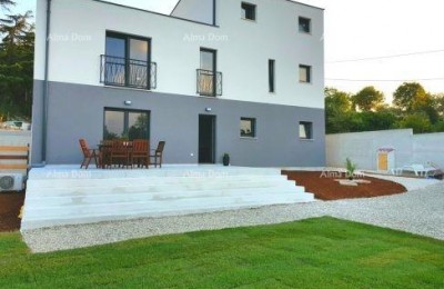 Modern house with a pool in Pula, just 1500 m from the sea