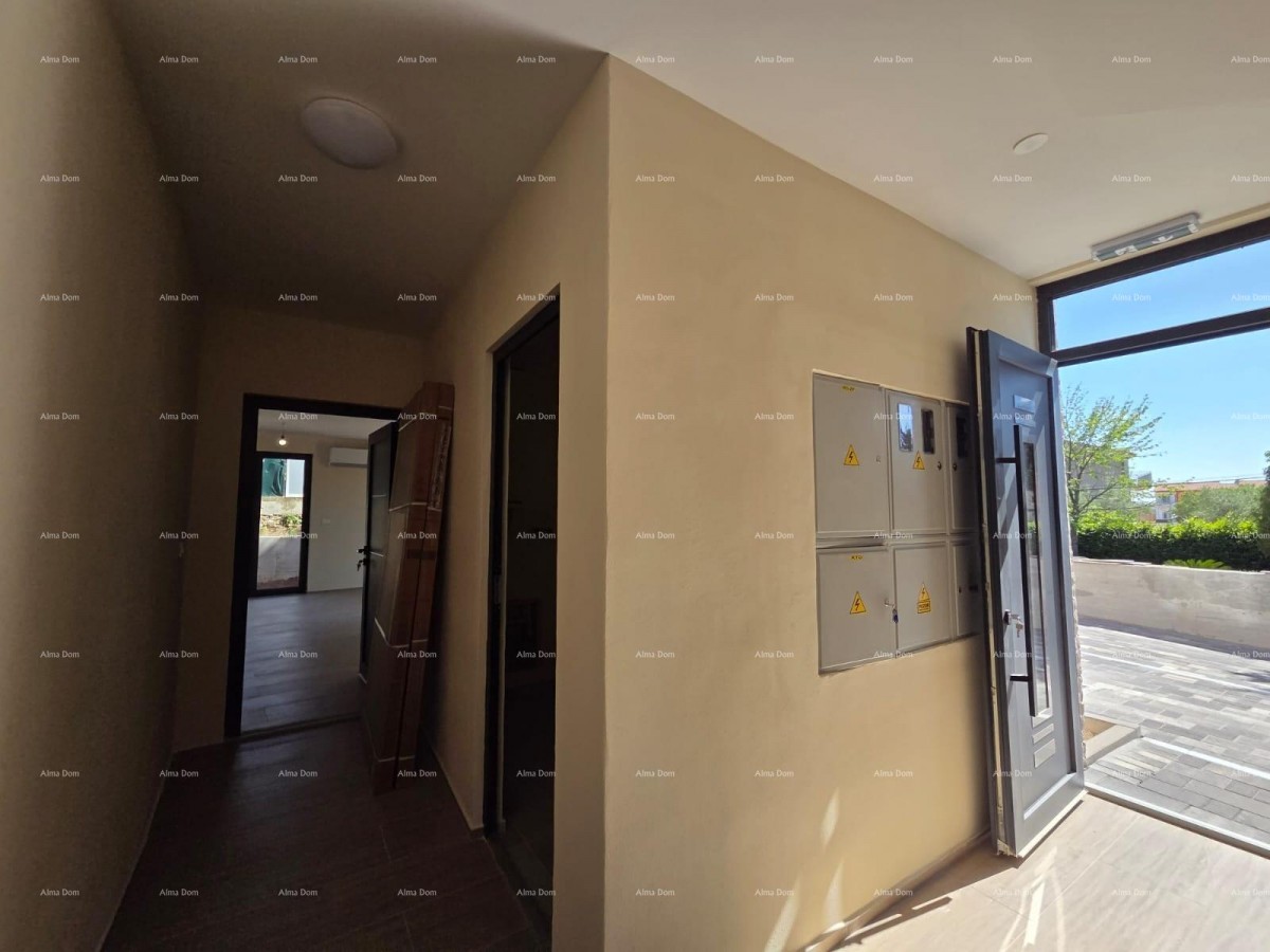 Dvosoban stan s velikim vrtom 100 metara do rive. 25