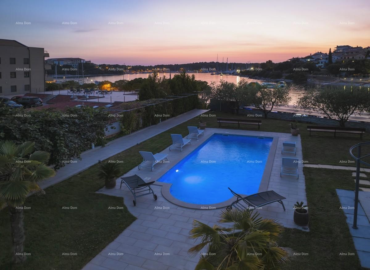 Prvi red do morja in plaže – hiša s bazenom in veliko okužnico, Pješčana Uvala! 6