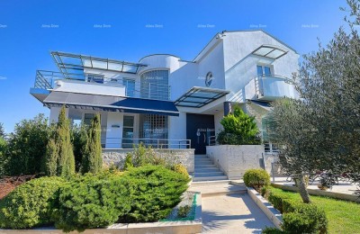 Pješćana Uvala  Turistično mesto na morju v bližini Pule. Ekskluzivna vila.