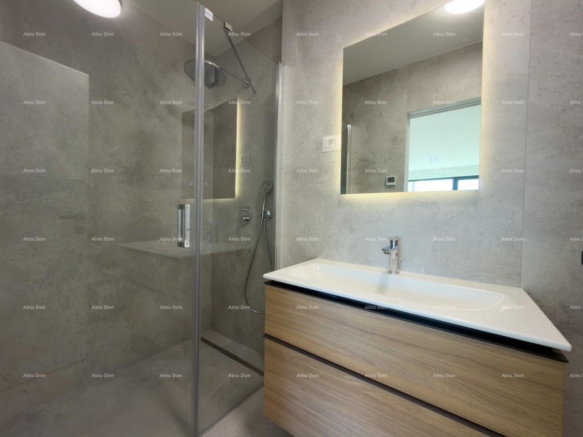 Vendita di appartamenti in edificio residenziale e commerciale con vista mare, centro di Umago! S3 21