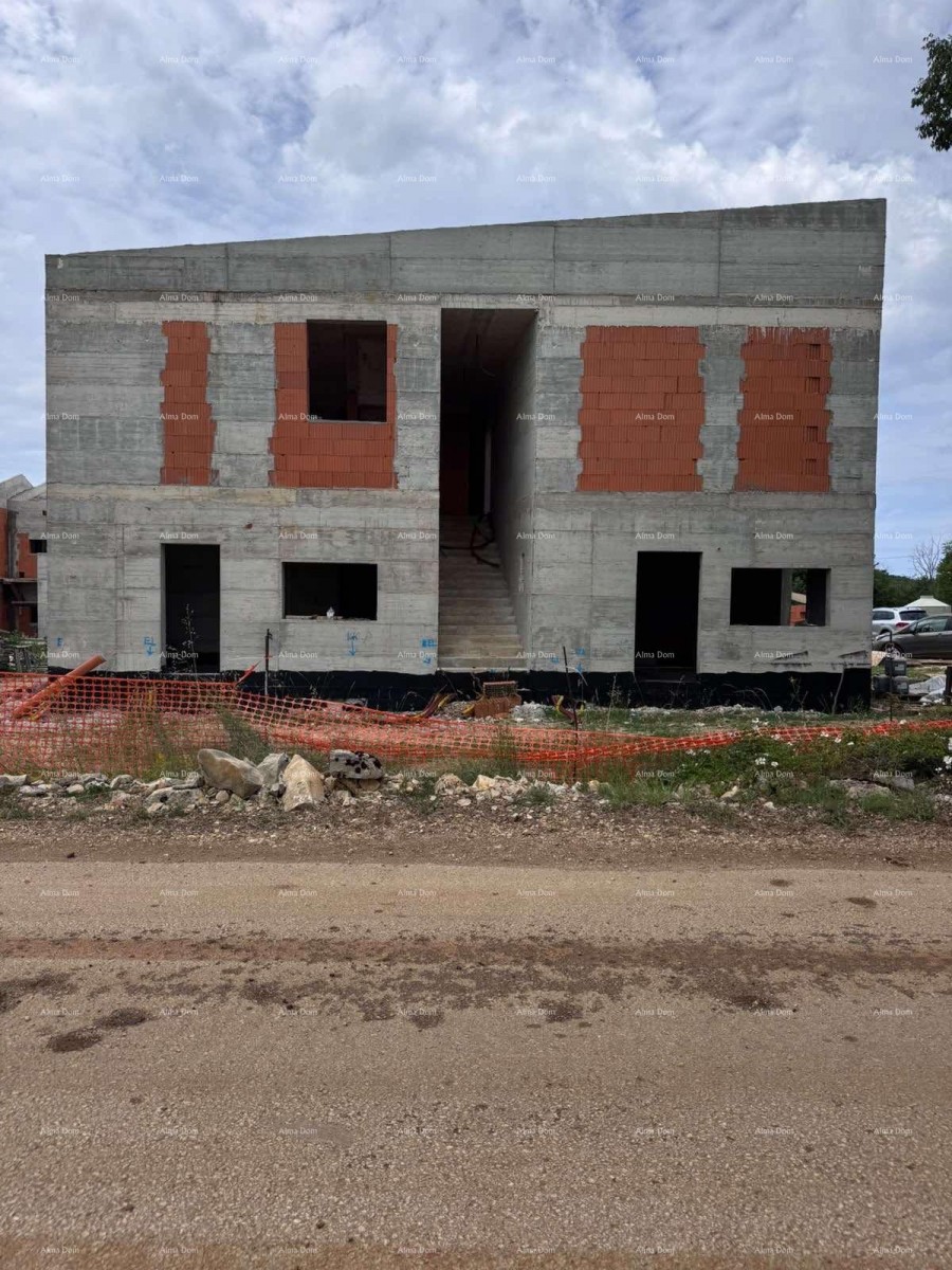 Poreč – stan s terasom i dvorištem. 22