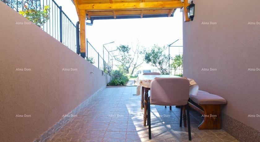 KUĆA SA TRI  APARTMANA,  MEDULIN 16