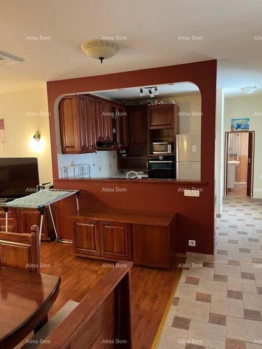 Poreč – Dekumanova ulica, pješačka zona. Prostrani i potpuno opremljeni stan na odličnoj lokaciji! 1