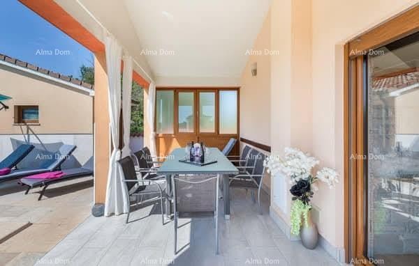 Красивый дом с бассейном, утопающий в зелени! 18