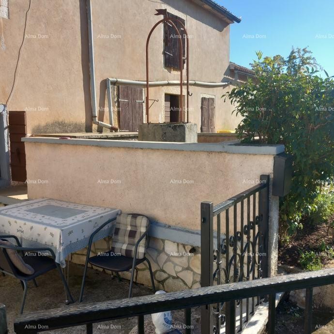 Отличная возможность - владение с каменным домом, большим земельным участком и хозяйственными постройками - близость к Ровиню! 6