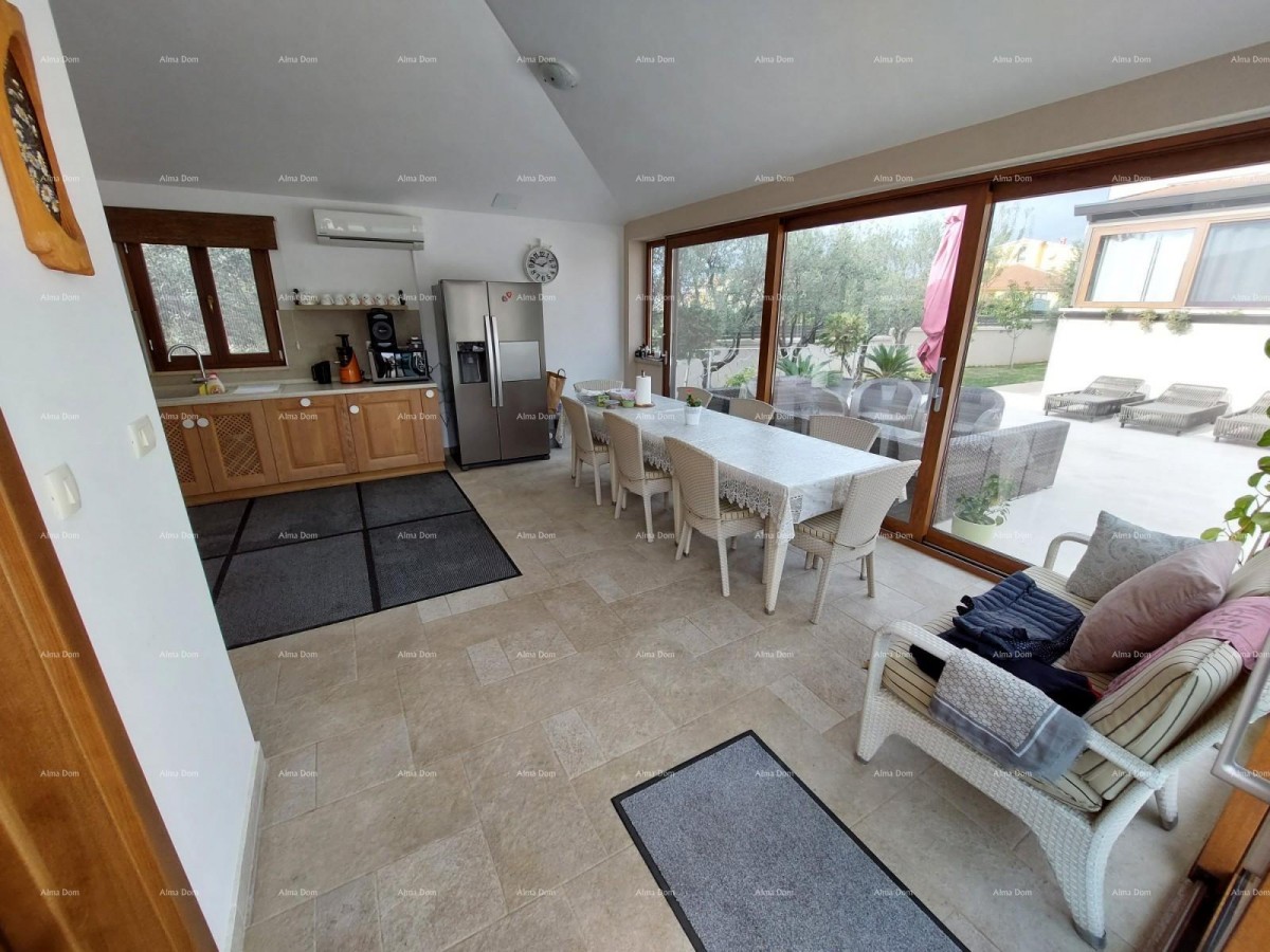 Moderna hiša z dvema apartmajema, notranjim bazenom in velikim dvoriščem 13