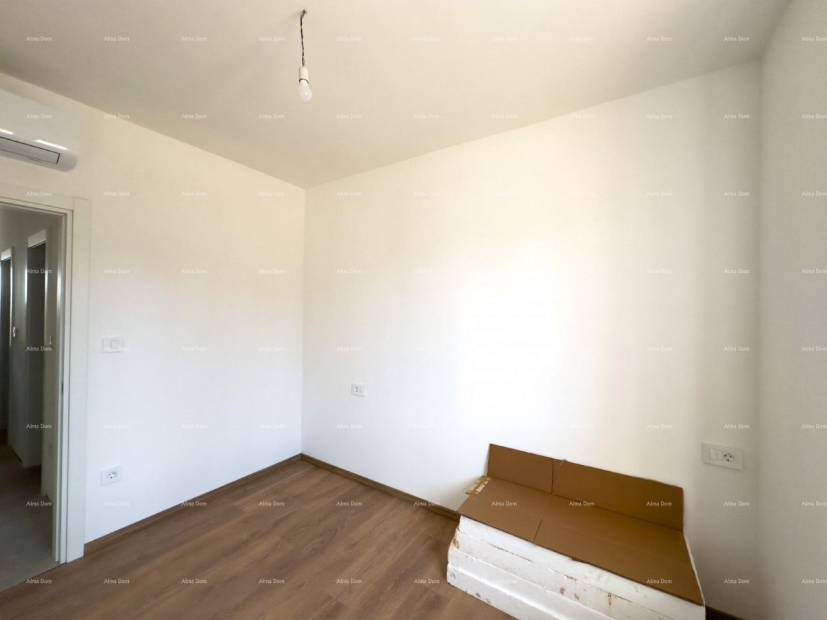 We are selling an apartment with a garden in Barban. 11