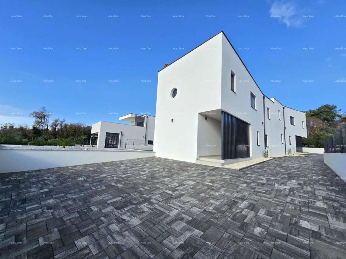 1 km do centra Medulina. Prodaja nove hiše s bazenom na odlični lokaciji, blizu morja! 1