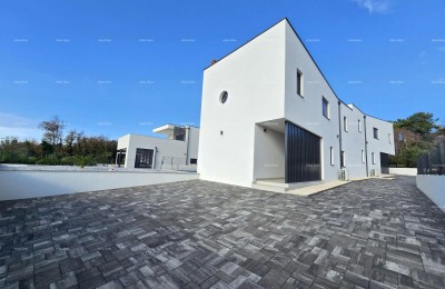 Odlična lokacija, 1 km do centra Medulina. Prodaje se nova kuća sa bazenom na odličnoj lokaciji, blizu mora!