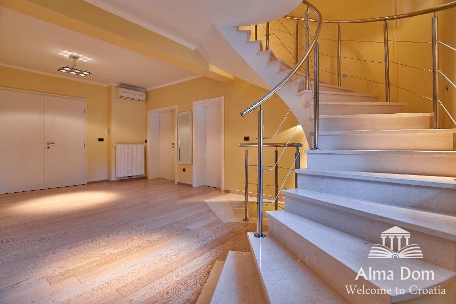 Prima filla-villa con garage e la piscina 18