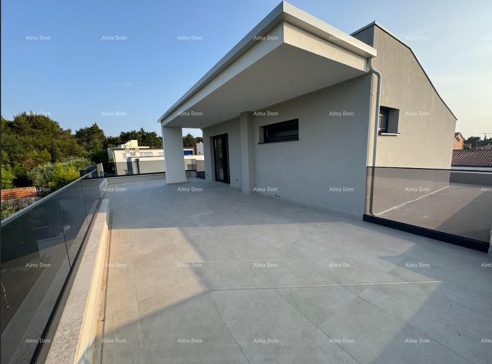 Luksuzan dvoetažni stan s pogledom na more i prostranom terasom u Zambratiji 3