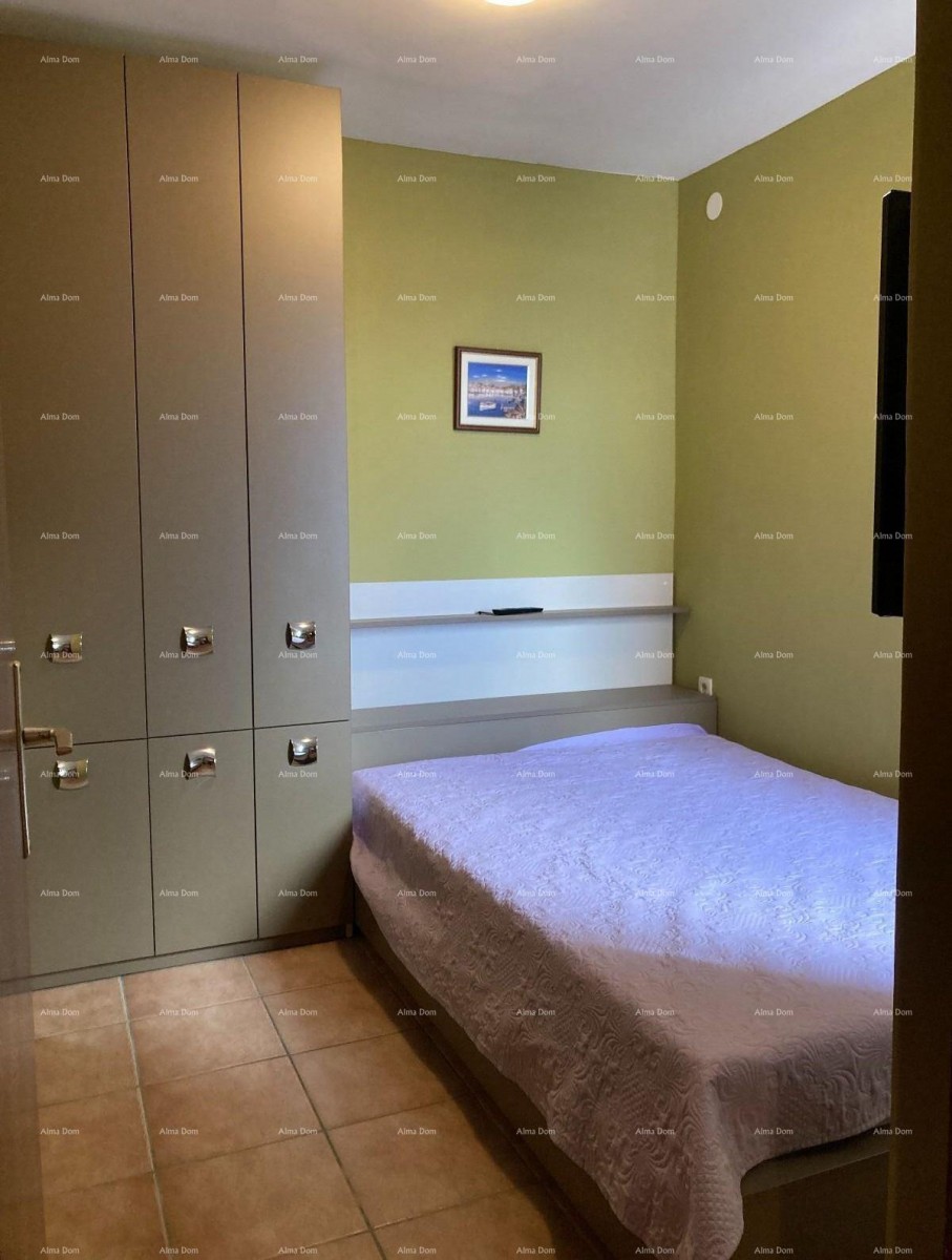 Prodaja - Prvi red do mora! Moderna, prostrana kuća s 4 zasebna stana, garažom i vezom, Rogoznica. 18