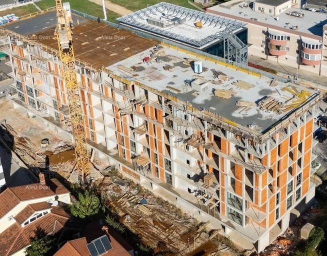 Pula! Edificio residenziale moderno con ascensore, vicino al centro. Appartamento con posto auto e cantina S4. 11
