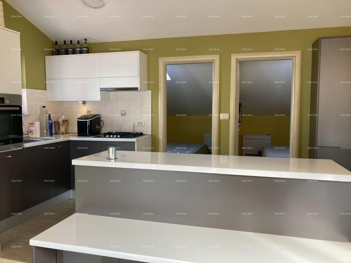 Prodaja - Prvi red do mora! Moderna, prostrana kuća s 4 zasebna stana, garažom i vezom, Rogoznica. 16