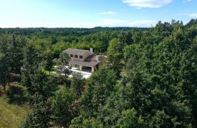 Prodaja- prostrana kuća s bazenom u izgradnji, blizina Pazina!