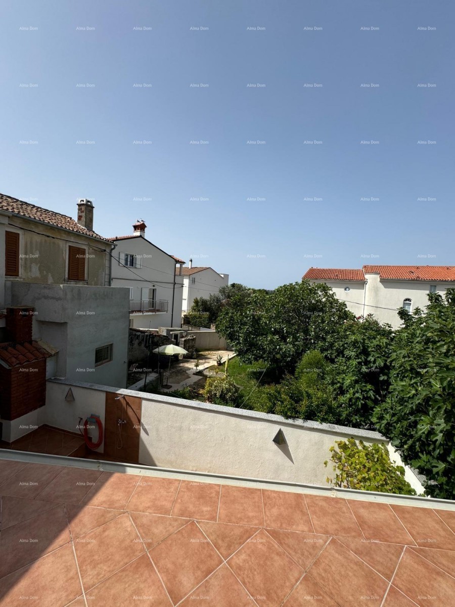 Kuća s pomoćnim objektom. Medulin. Centar. 10