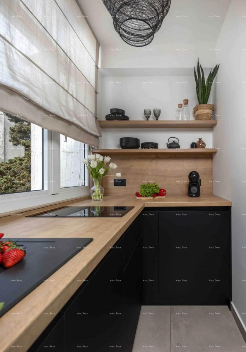 Prodaja - renovirani stan u centru grada, Pula! 4